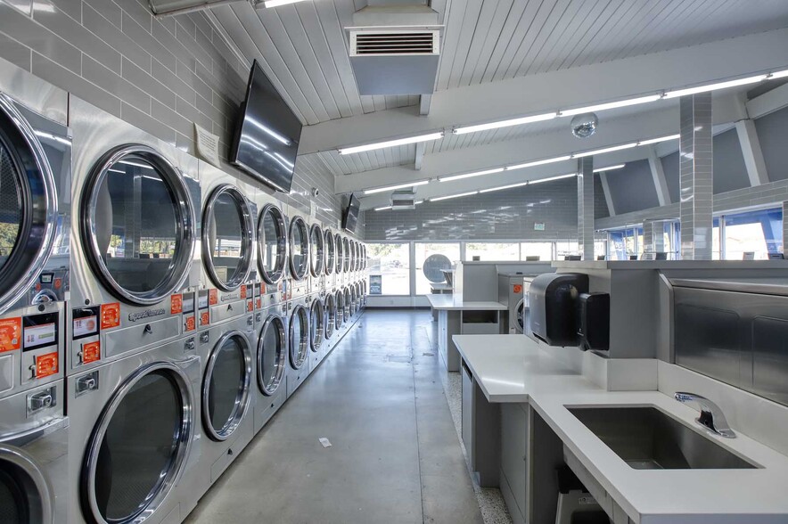 More Photos Of 10504 Victory Blvd, North Hollywood Freestanding For Sale