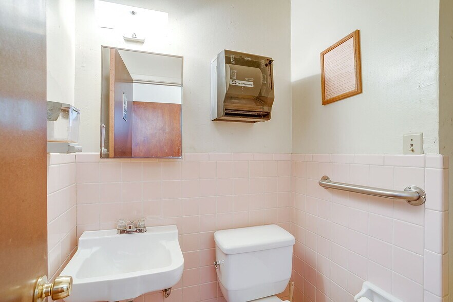 More Photos Of 1201 Bessie St, Fort Worth Flex For Sale