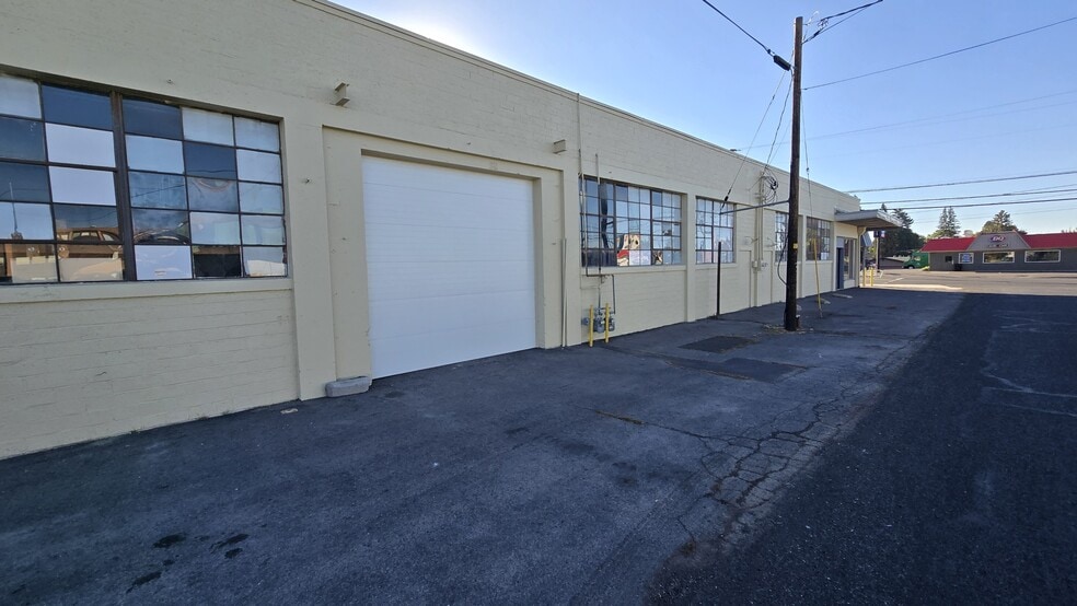 More Photos Of 4609 S 6th St, Klamath Falls Storefront For Sale