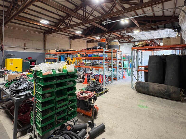 More Photos Of 3740 NE Columbia Blvd, Portland Showroom For Lease