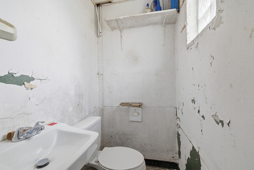 More Photos Of 233 Lexington Ave, Mansfield Convenience Store For Sale