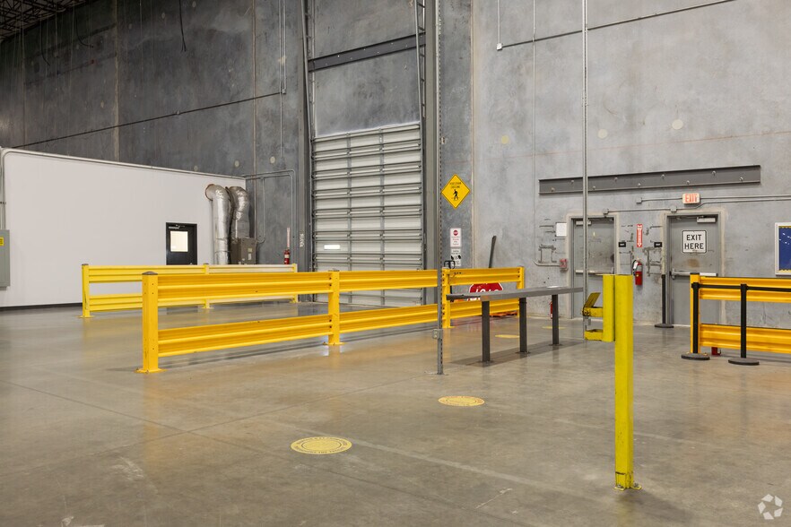 More Photos Of 12400 Presidents Ct, Jacksonville Warehouse For Lease