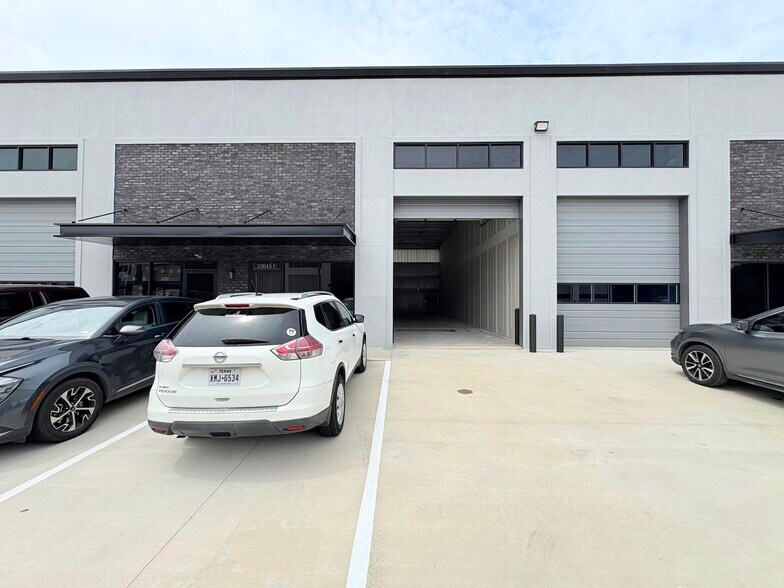 More Photos Of 23645 Gosling Rd, Spring Showroom For Lease