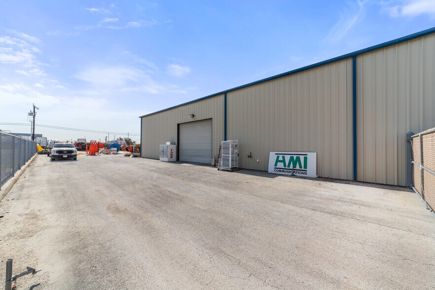 More Photos Of 17300 Bell North Dr, Schertz Warehouse For Sale