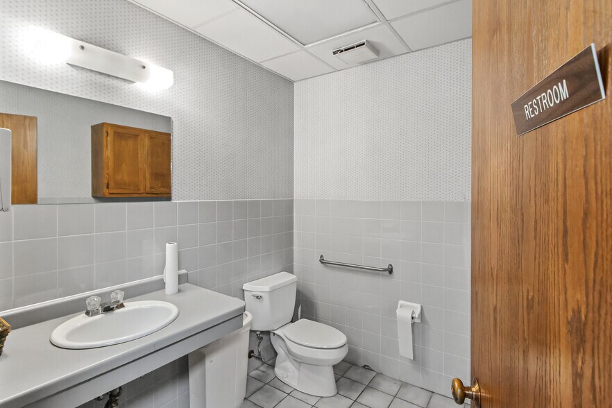 More Photos Of 115 E Conant St, Portage Office For Sale