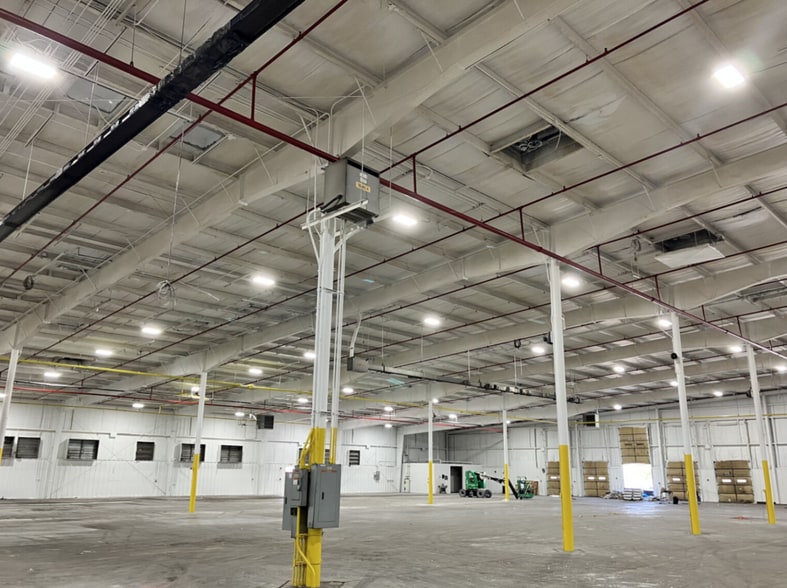 More Photos Of 300 E 39th St, Hastings Distribution For Lease