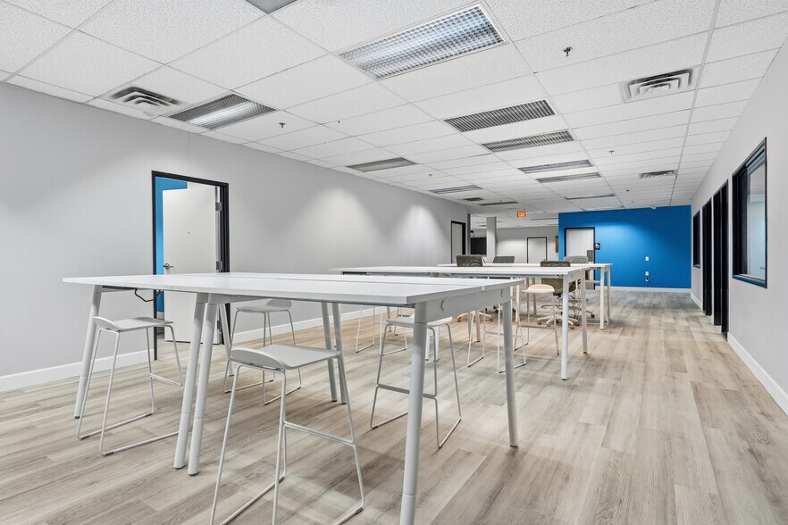 More Photos Of 3401 E Harbour Dr, Phoenix Light Manufacturing For Lease