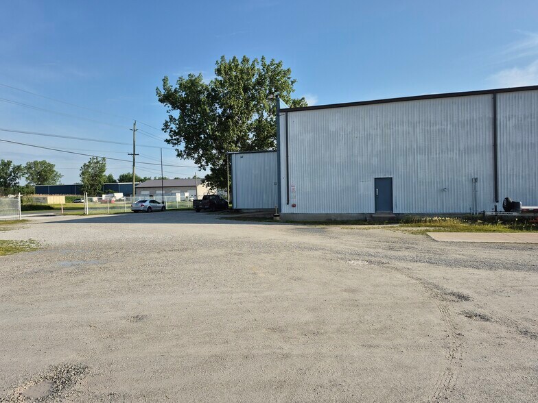 More Photos Of 280 Centre St, Petrolia Manufacturing For Lease