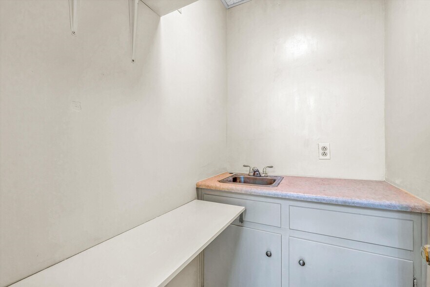 More Photos Of 1930 Braeburn Dr, Salem Medical For Sale