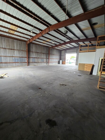More Photos Of 1942 Dana Dr, Fort Myers Warehouse For Lease
