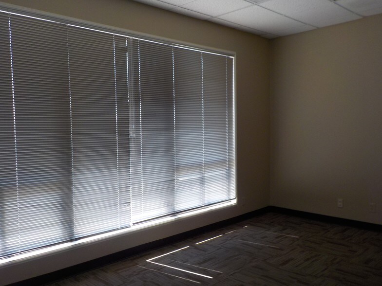 More Photos Of 3700 N 10th St, McAllen Office For Lease
