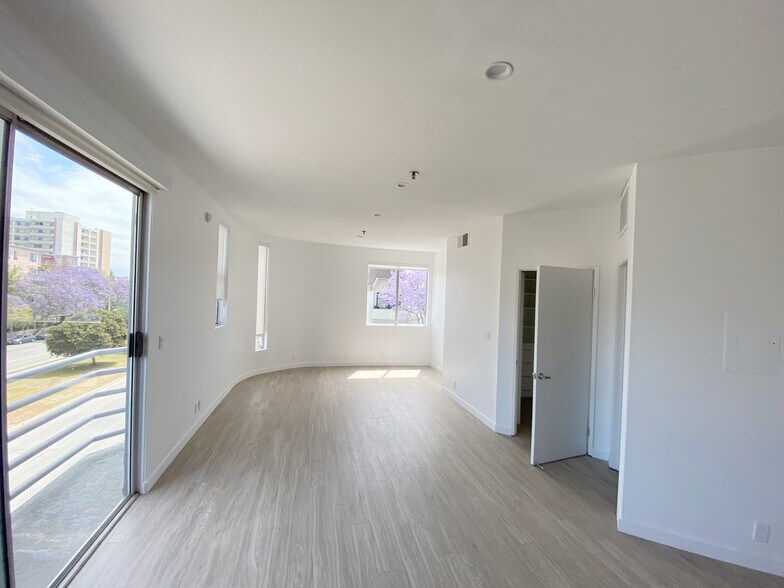 More Photos Of 8600 Burton Way, Los Angeles Apartments For Sale