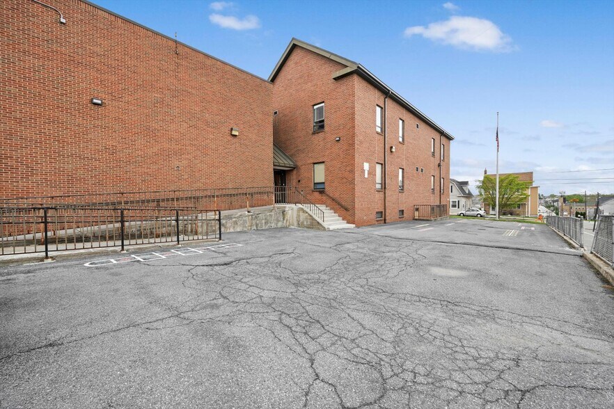 More Photos Of 855 Lincoln Ave, Northampton Office For Sale