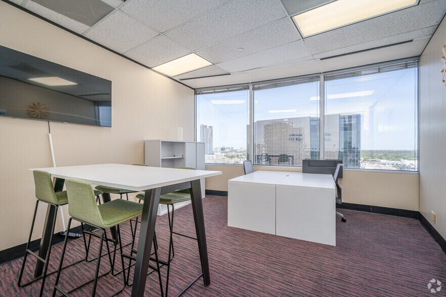 More Photos Of 12 Greenway Plz, Houston Coworking Space