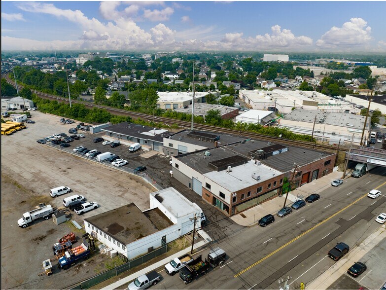 More Photos Of 44 Bethpage Rd, Hicksville Showroom For Lease