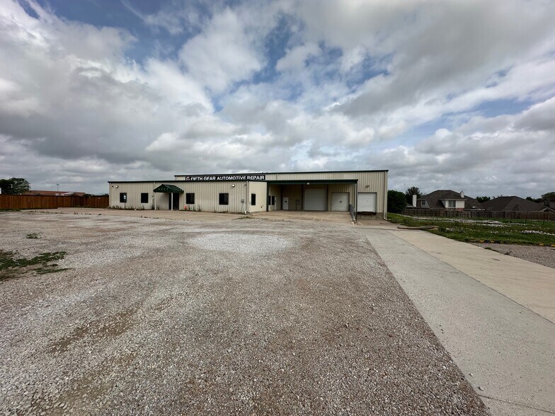 More Photos Of 3553 Loddick Ln, Fort Worth Warehouse For Lease