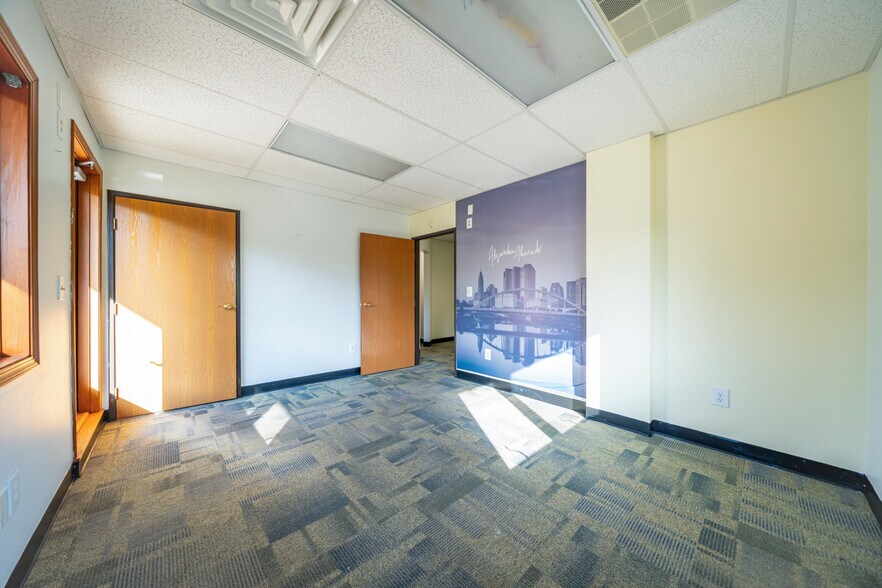 More Photos Of 171 Green Meadows Dr S, Lewis Center Office Residential For Lease