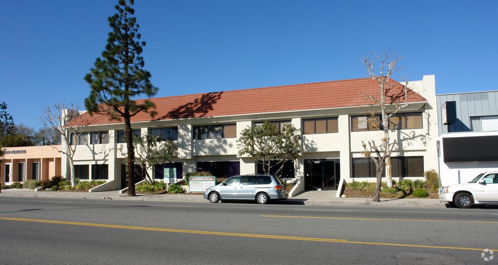 More Photos Of 17037 Chatsworth St, Granada Hills Office For Sale