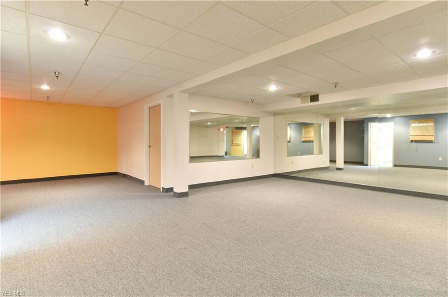 More Photos Of 8790 E Market St, Warren Medical For Sale