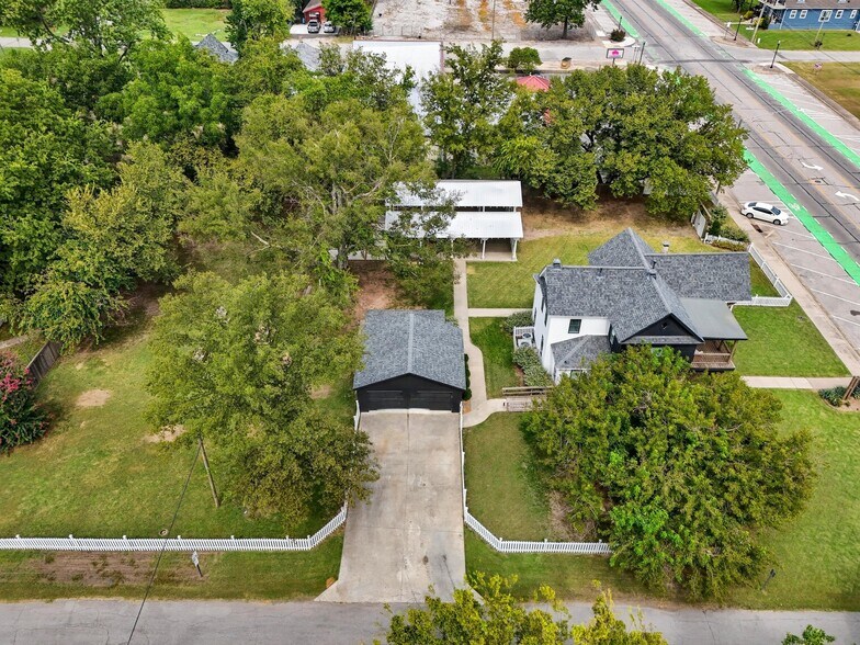 More Photos Of 924 S Main St, Broken Arrow Showroom For Sale
