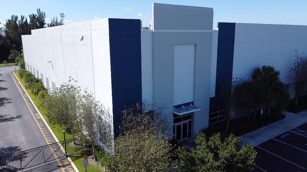 More Photos Of 3501 Burris Rd, Davie Distribution For Lease
