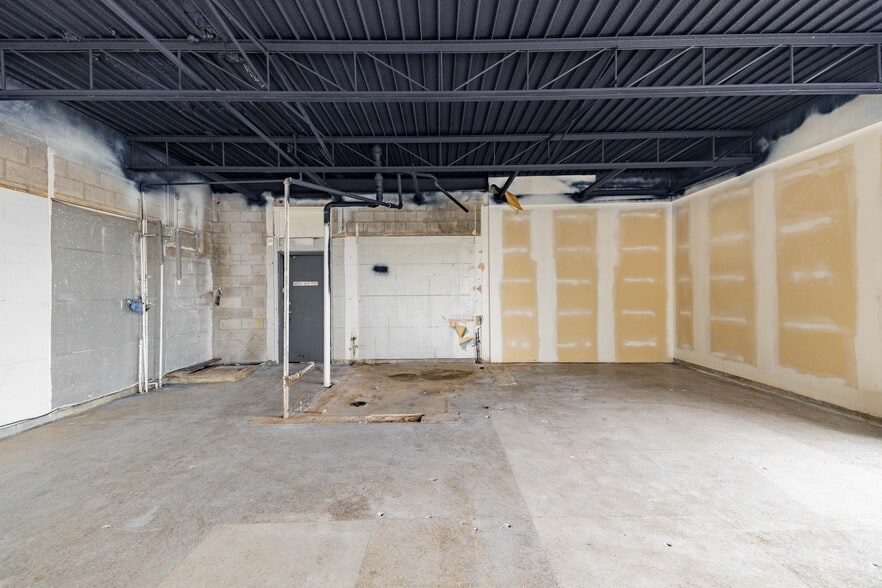 More Photos Of 13630 W Eight Mile Rd, Oak Park Freestanding For Sale