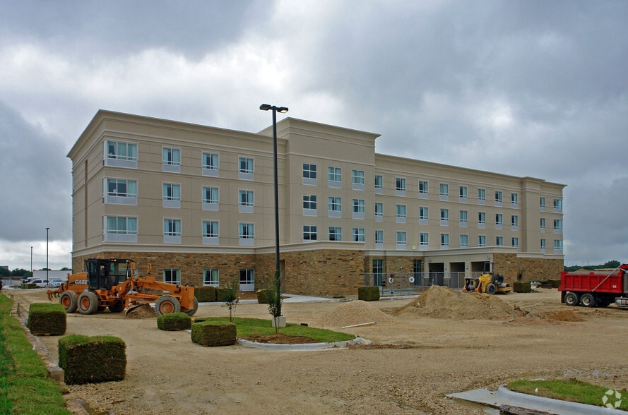More Photos Of 300 E Central Texas Expy, Killeen Hotel For Sale