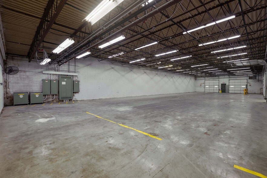 More Photos Of 7878 Gull Rd, Richland Warehouse For Lease