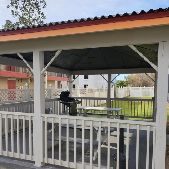 More Photos Of 1323 E King Ave, Kingsland Hotel For Sale