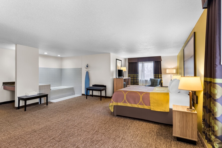 More Photos Of 210 10th St SE, Oelwein Hotel For Sale