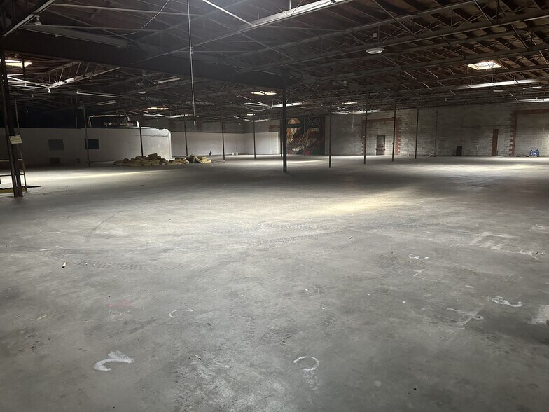 More Photos Of 925 Wholesale Row, Jackson Light Manufacturing For Lease