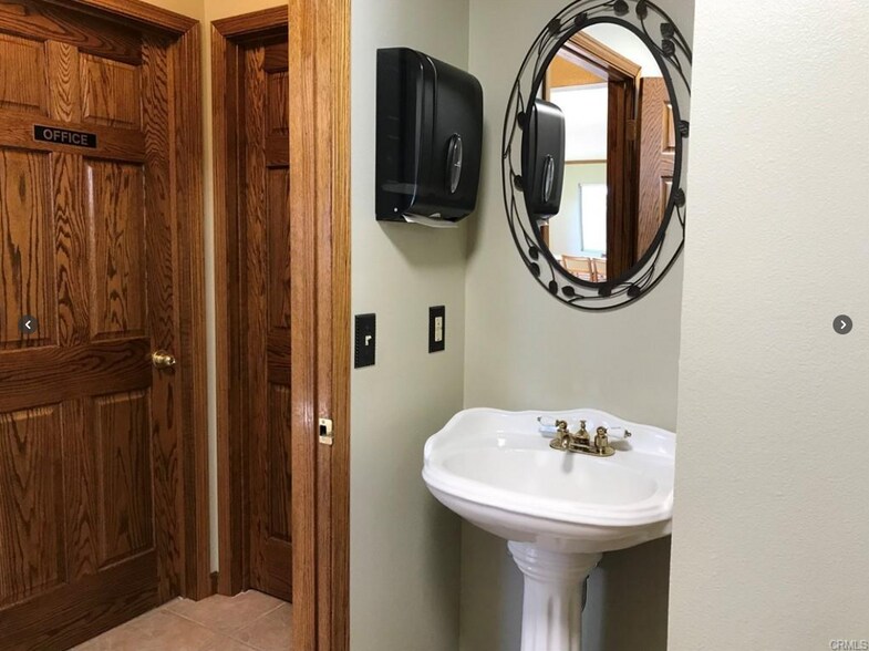 More Photos Of 1002 11th St, Lakeport Office Residential For Lease