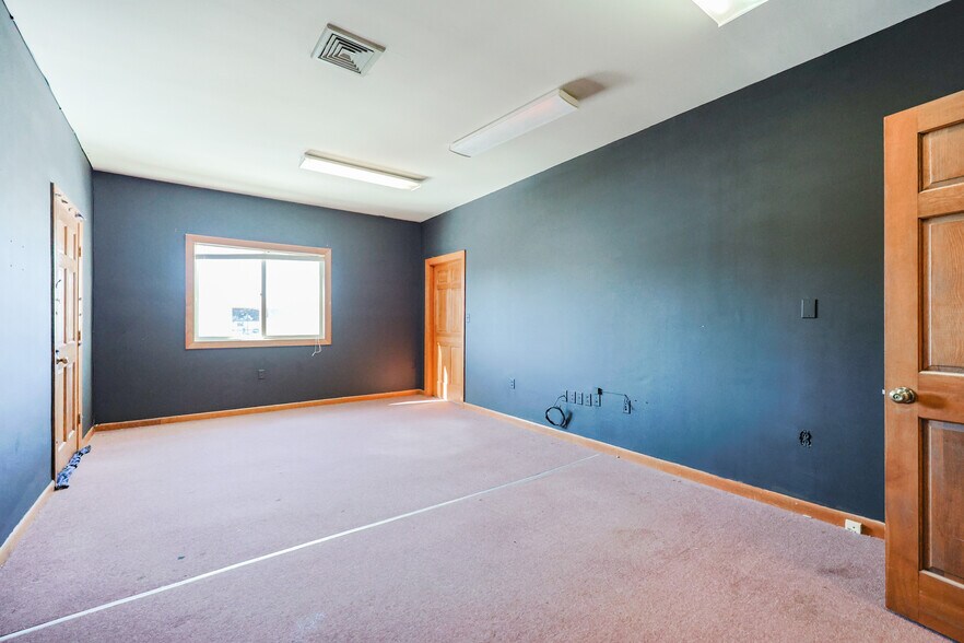More Photos Of 310-312 Wilbur Ave, Swansea Office For Sale