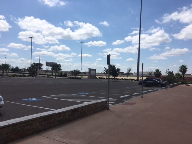More Photos Of 2302 NE Bob Bullock Loop, Laredo Storefront For Lease