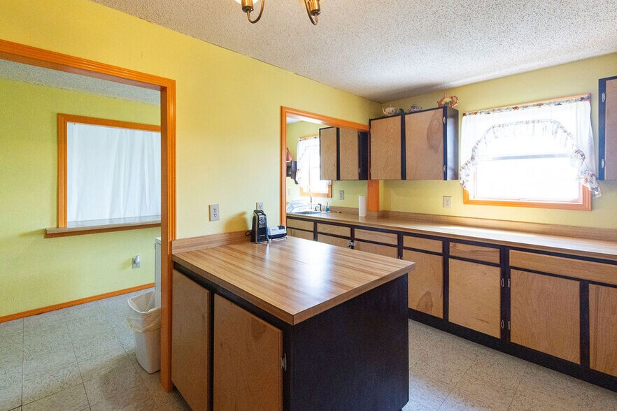 More Photos Of 58225 US-60, Fairland General Retail For Sale