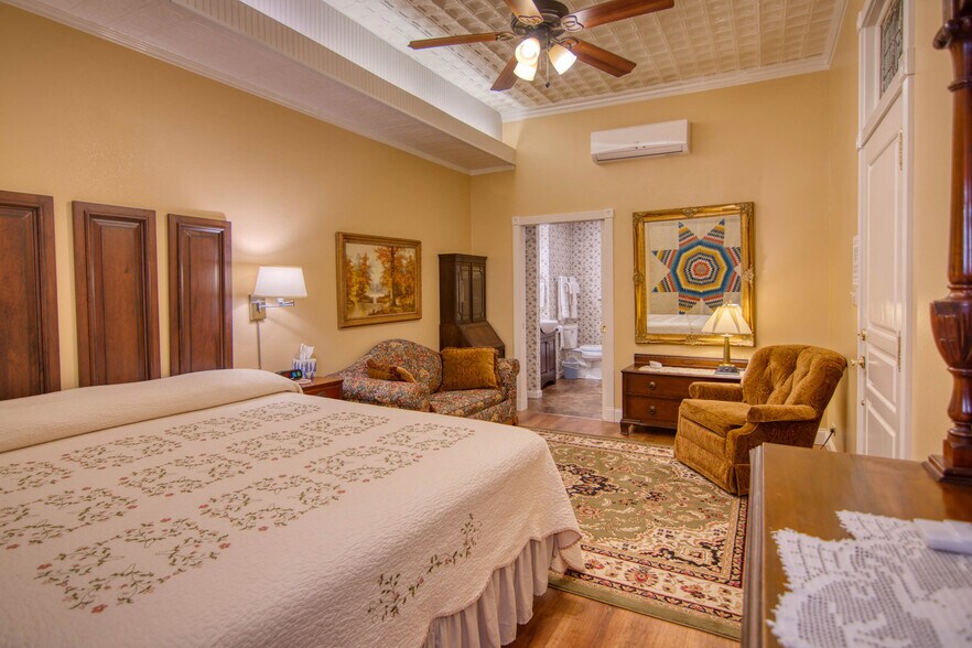 More Photos Of 226 Fort McKavitt St, Mason Hospitality For Sale