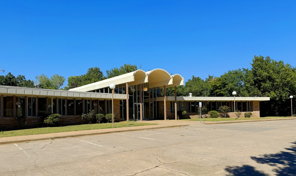 More Photos Of 301 NW 36th St, Oklahoma City Medical For Lease