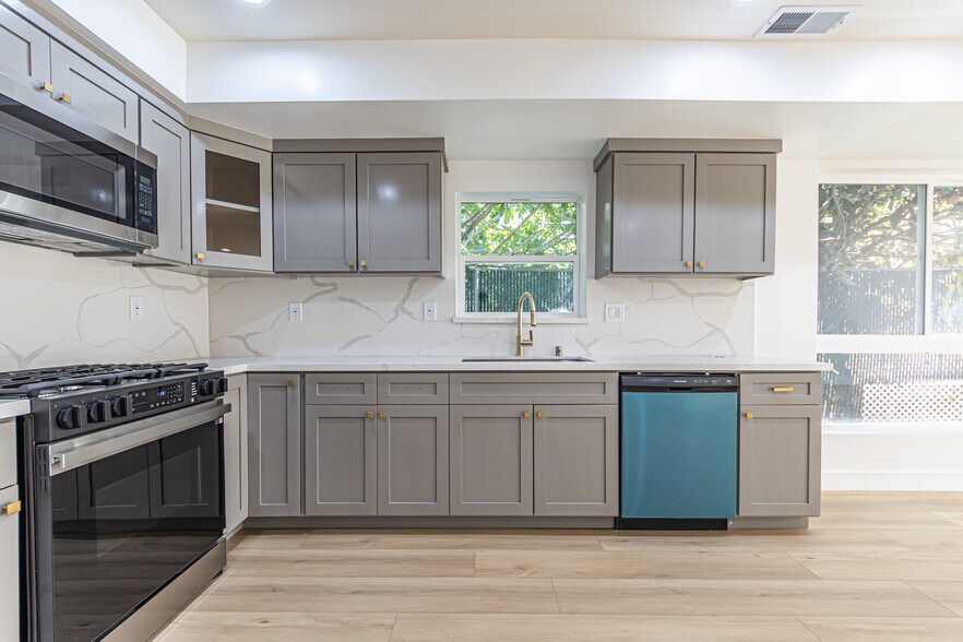 More Photos Of 5436 Romaine St, Los Angeles Apartments For Sale