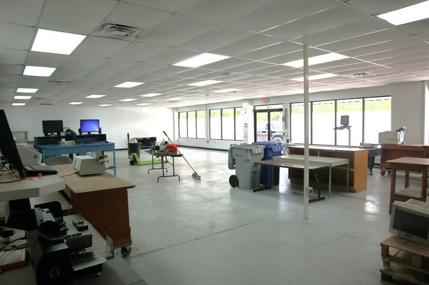More Photos Of 566-572-3 Appleyard dr, Tallahassee Industrial For Lease