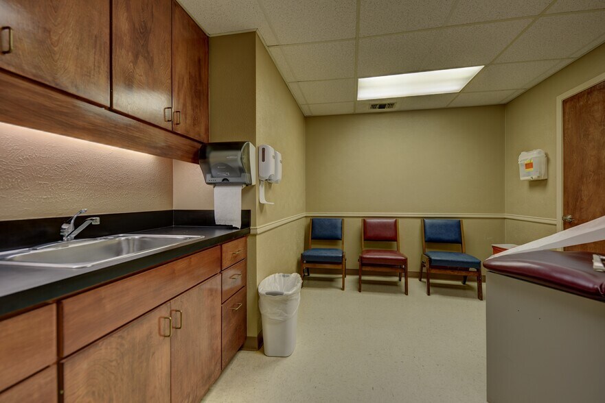 More Photos Of 501 E Washington Ave, Navasota Medical For Sale