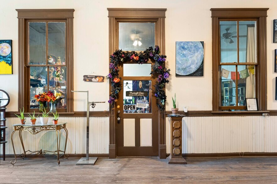 More Photos Of 106 W Oak St, Arcadia Storefront For Sale