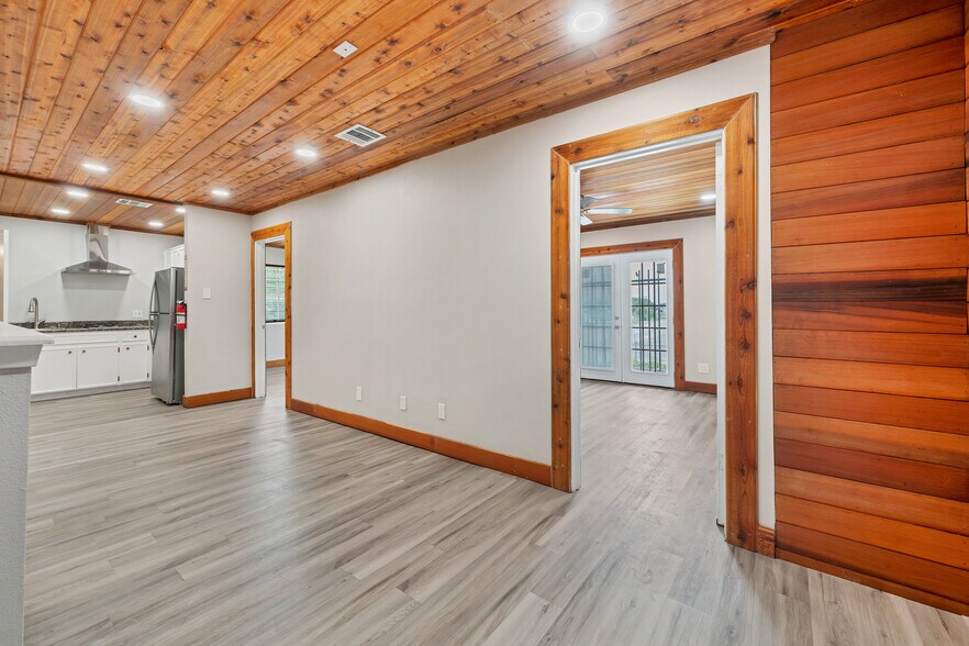 More Photos Of 11204 Bluff Bend Dr, Austin Light Manufacturing For Sale