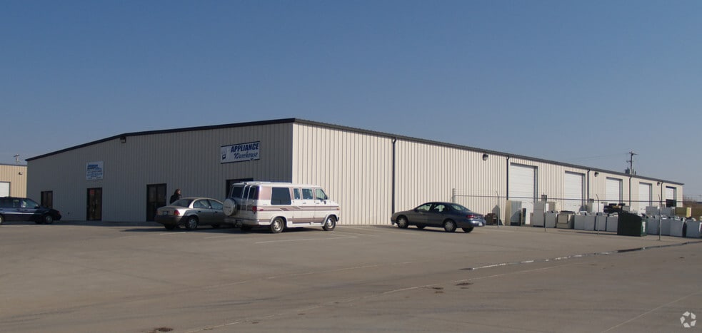 More Photos Of 231 SE 53rd St, Topeka Warehouse For Lease