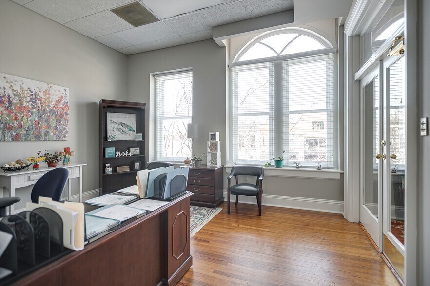 More Photos Of 809 S Main St, Columbia Office For Sale