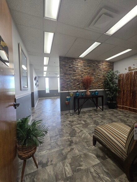 More Photos Of 2700 E Dublin Granville Rd, Columbus Office For Lease