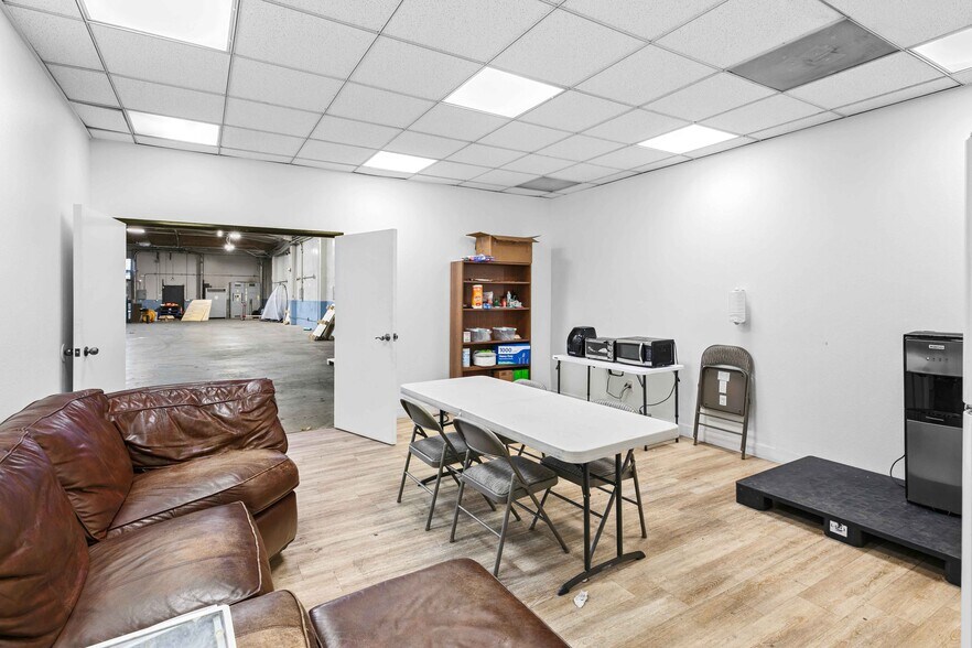 More Photos Of 9362 Eton Ave, Chatsworth Warehouse For Lease