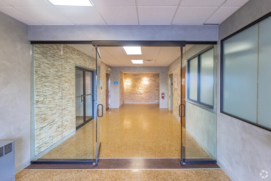 More Photos Of 685 John B Sias Memorial Pkwy, Fort Worth Manufacturing For Lease