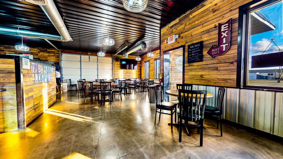 More Photos Of 1794 Harrington Memorial Rd, Mansfield Bar For Sale