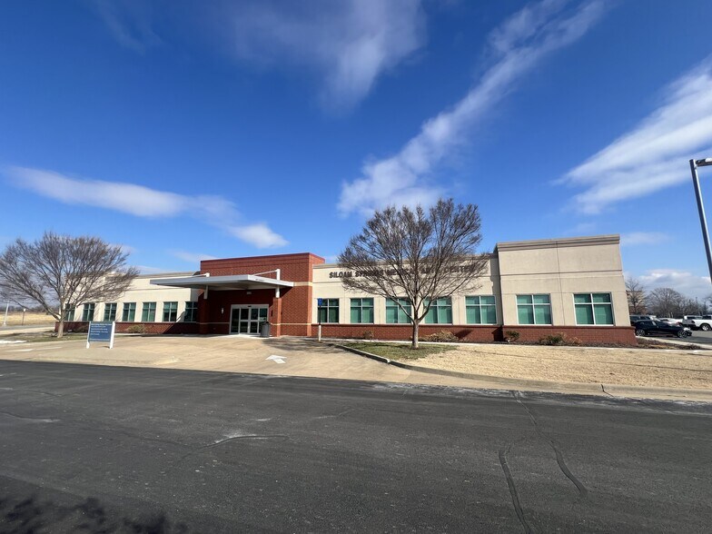 Primary Photo Of 603 N Progress Ave, Siloam Springs Hospital For Lease