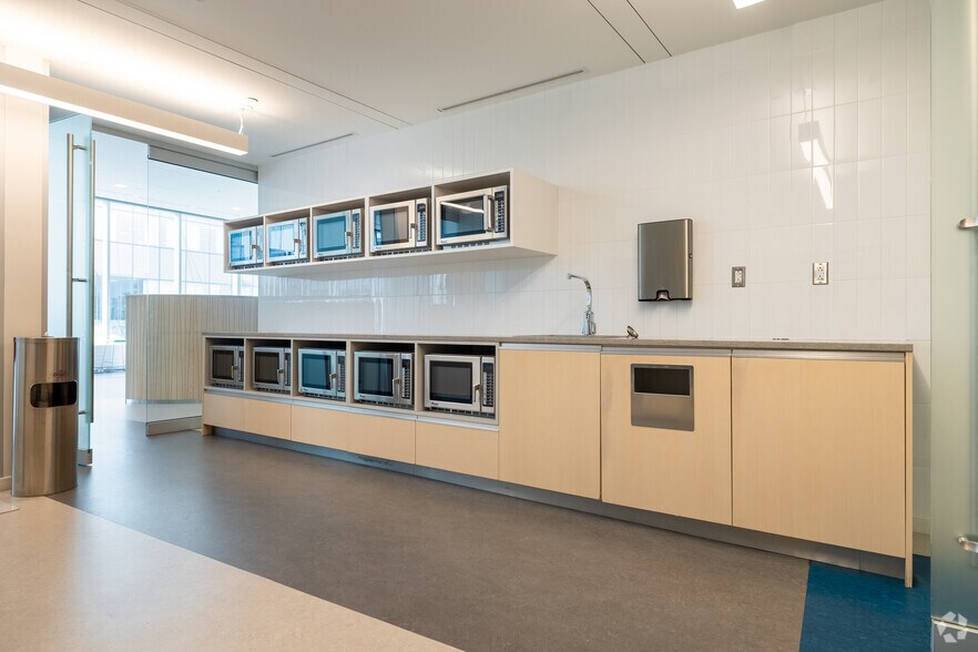 More Photos Of 8275 Rte Transcanadienne, Saint-Laurent Unknown For Lease